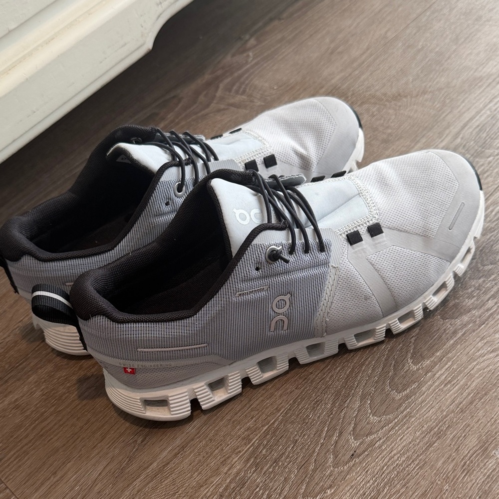 On Running women’s White and Black Sneakers